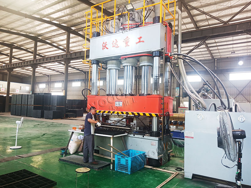 模壓復合材料建筑模板液壓機1000噸四柱液壓機廠家 模壓復合材料建筑模板液壓機1000噸四柱液壓機廠家