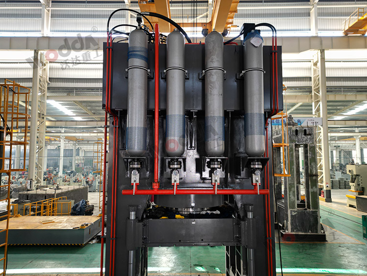 1800噸框架式液壓機(jī)(蓄能器) 1800噸框架式液壓機(jī)(蓄能器)