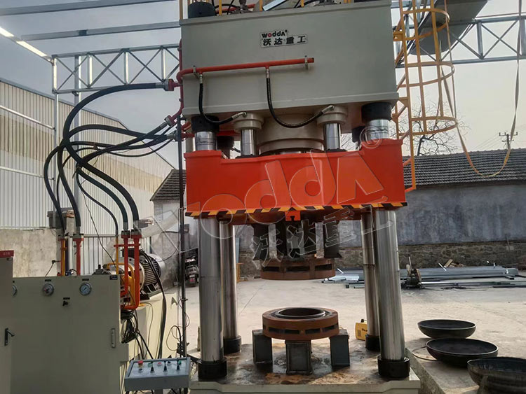 800噸封頭液壓機(jī)客戶現(xiàn)場(chǎng) 800噸封頭液壓機(jī)客戶現(xiàn)場(chǎng)
