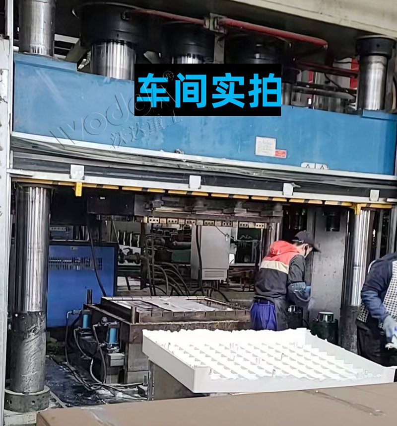 2000噸玻璃鋼淋浴房底座成型液壓機現(xiàn)場 2000噸玻璃鋼淋浴房底座成型液壓機現(xiàn)場
