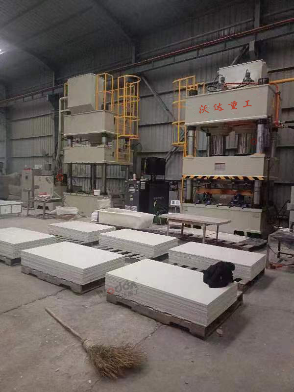 兩臺(tái)630噸三梁四柱液壓機(jī) 兩臺(tái)630噸三梁四柱液壓機(jī)