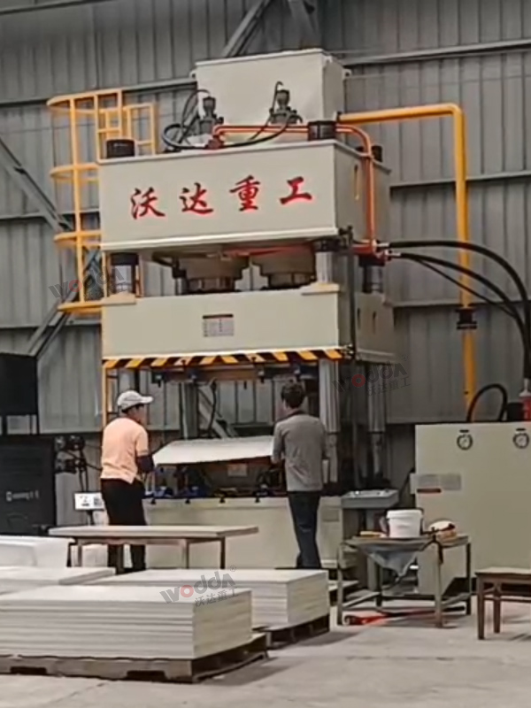 630噸復(fù)合材料成型液壓機(jī)客戶現(xiàn)場(chǎng) 630噸復(fù)合材料成型液壓機(jī)客戶現(xiàn)場(chǎng)