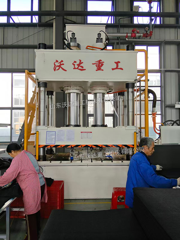 630噸熱壓汽車除霜通風(fēng)管成型液壓機(jī) 630噸熱壓汽車除霜通風(fēng)管成型液壓機(jī)