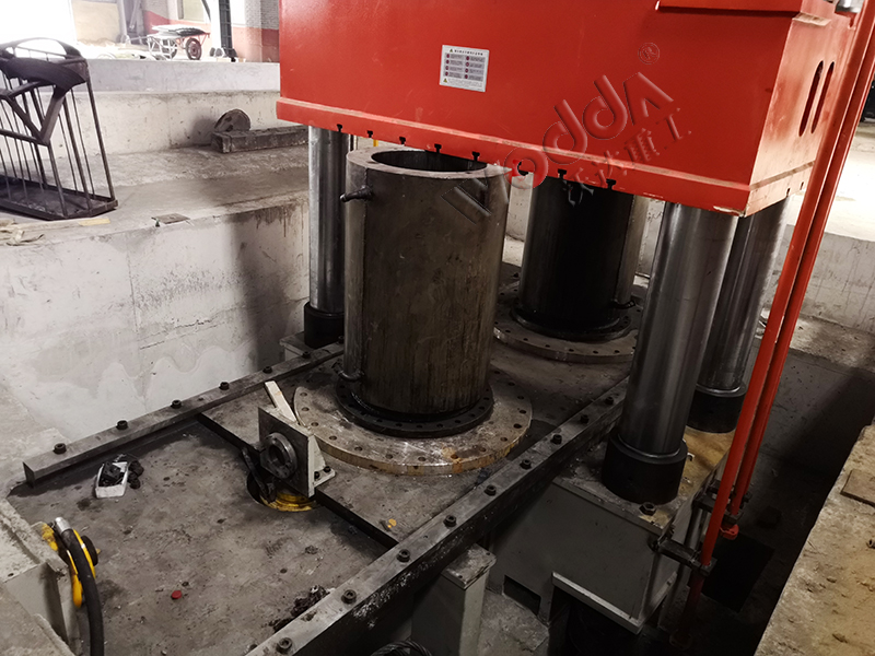 1000噸碳素石墨坩堝液壓機(jī) 1000噸碳素石墨坩堝液壓機(jī)